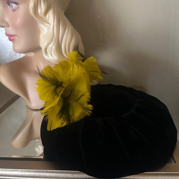ELEGANT 1950s\' BLACK VELVET \